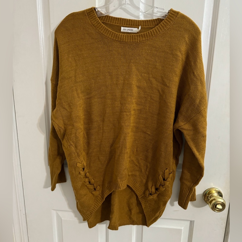 Women’s blu pepper light sweater. Size medium. Mustard color.